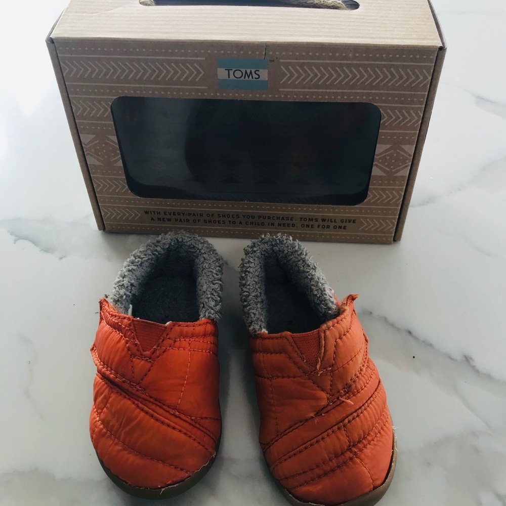 Toms sunset quilted baby size 6 sneaker/slipper